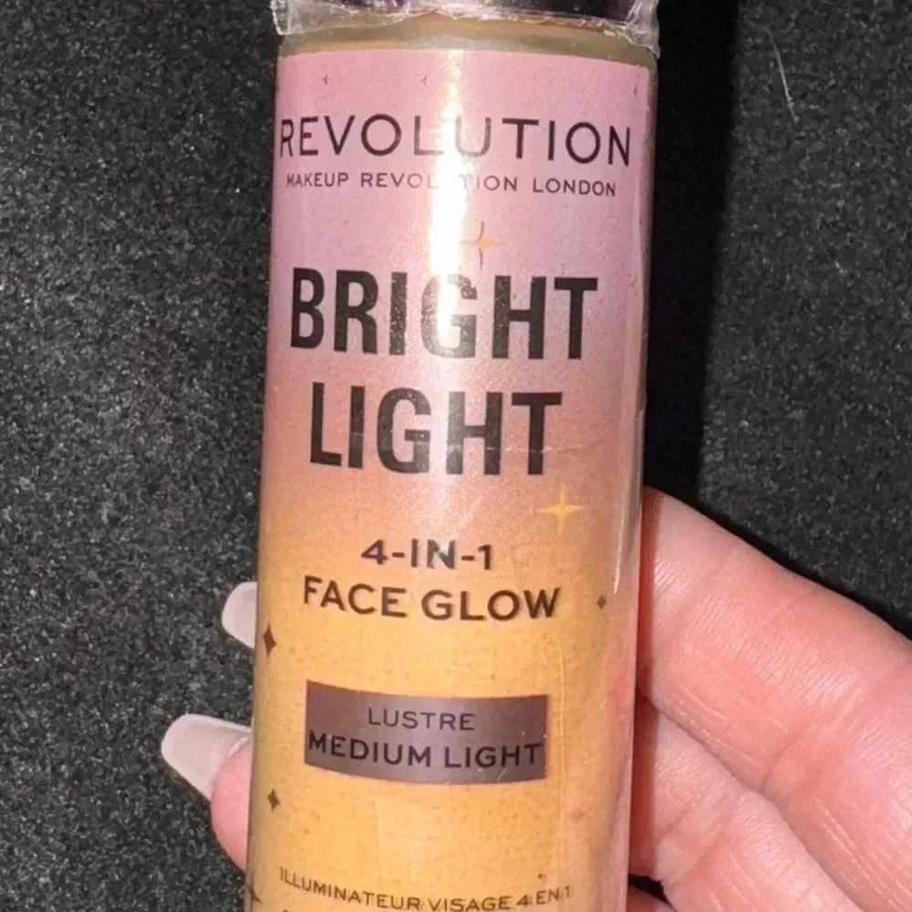 Makeup Revolution Bright Light Face Glow Medium Light